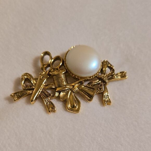 1960's Gold and Pearl Sweing Brooch - Picture 2 of 5